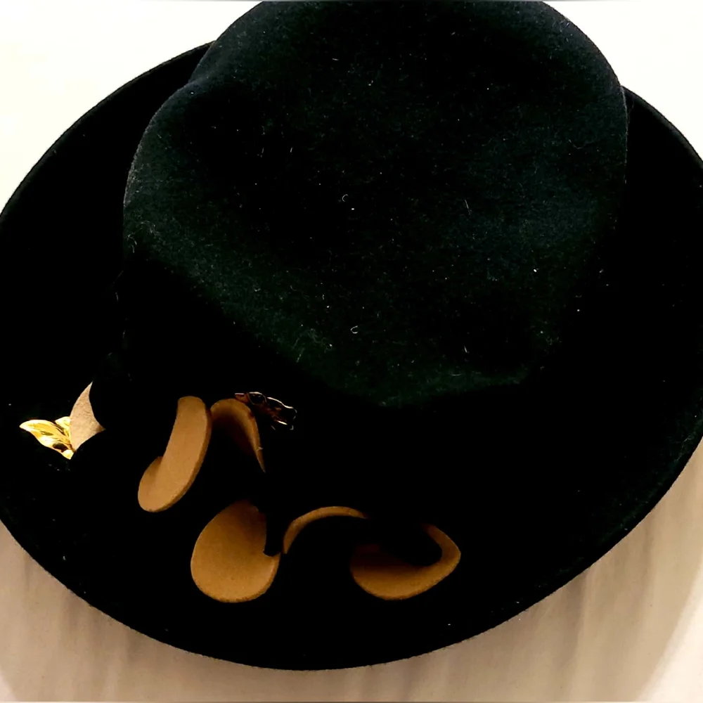 Womens hat - Picture 1 of 4
